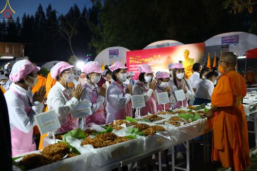 ภาพ No.69827:พิธีถวายภัตตาหารเป็นสังฆทาน แด่คณะพระธรรมยาตราฯ ในโครงการธรรมยาตราฯ ปีที่ 11 ณ อนุสรณ์สถานมหาวิหารพระมงคลเทพมุนี อ.สองพี่น้อง จ.สุพรรณบุรี วันที่ 7 มกราคม พ.ศ. 2566