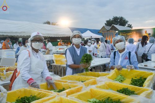 ภาพ No.70373:พิธีถวายภัตตาหารเป็นสังฆทาน แด่คณะพระธรรมยาตราฯ ในโครงการธรรมยาตราฯ ปีที่ 11 ณ อนุสรณ์สถานคลองบางนางแท่น อ.สามพราน จ.นครปฐม วันที่ 12 มกราคม พ.ศ. 2566