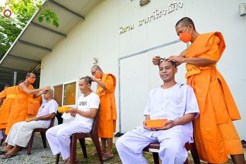 ภาพ No.65572:พิธีปลงผม และพิธีขอขมามอบผ้าไตร นาคธรรมทายาท ในโครงการอุปสมบทบูชาธรรม มหาปูชนียาจารย์ประจำปี 2565 ณ ศูนย์ปฏิบัติธรรมภาคใต้ บางกล่ำ จ.สงขลา วันที่ 19 พฤศจิกายน พ.ศ. 2565