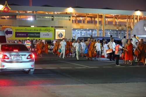 ภาพ No.324503:วันที่ 22 เมษายน พ.ศ.2569 (วันคุ้มครองโลก) บรรยากาศพระสังฆาธิการและสาธุชน การเดินทางกลับ งานถวายมหาสังฆทาน 40,000 กว่าวัดทั่วประเทศ วัดพระธรรมกาย