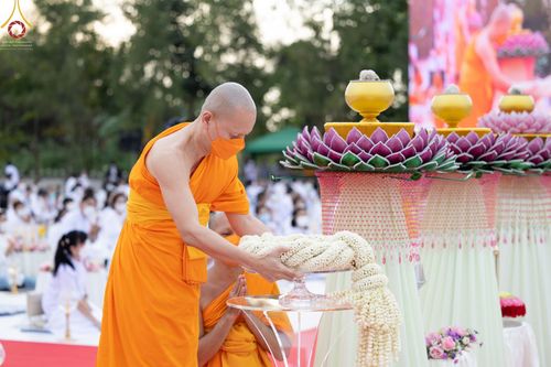 ภาพ No.70165:พิธีจุดประทีปถวายเป็นพุทธบูชา และบูชาธรรมมหาปูชนียาจารย์ ในโครงการธรรมยาตรากตัญญูบูชา มหาปูชนียาจารย์ พระมงคลเทพมุนี(สด จนฺทสโร) พระผู้ปราบมาร ปีที่ 11 ณ อนุสรณ์สถานลำดับที่ 2 สถานที่ตั้งมโนปณิธานบวชตลอดชีวิต อนุสรณ์สถานคลองบางนางแท่น อ.สามพราน จ.นครปฐม 