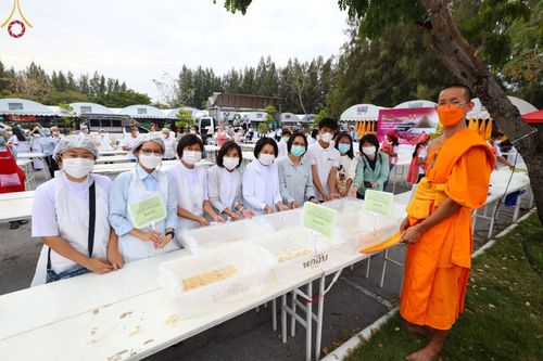 ภาพ No.69234:พิธีถวายภัตตาหารเป็นสังฆทาน แด่คณะพระธรรมยาตราฯ ในโครงการธรรมยาตราฯ ปีที่ 11 ณ อนุสรณ์สถานมหาวิหารพระมงคลเทพมุนี อ.สองพี่น้อง จ.สุพรรณบุรี วันที่ 4 และ 5 มกราคม พ.ศ. 2566