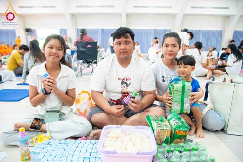 ภาพ No.321787:วันที่ 12 เมษายน พ.ศ.2569 ตักบาตรสงกรานต์ฉลองสามเณรใหม่  ณ ศูนย์ปฏิบัติธรรมระยอง(บ้านช่องลม)