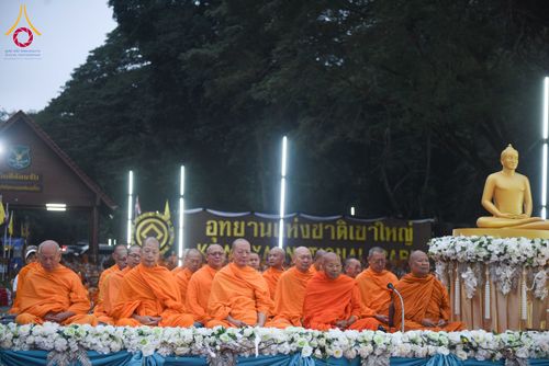 ภาพ No.285882:วันเสาร์ที่ 13 ธันวาคม พ.ศ.2568 พิธีตักบาตรพระภิกษุสามเณร 1,000 รูป ณ บริเวณหน้าอุทยานแห่งชาติเขาใหญ่ อำเภอปากช่อง จ.นครราชสีมา