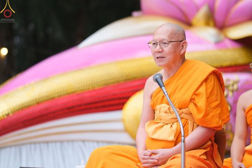 ภาพ No.69579:พิธีตักบาตรพระธรรมยาตราฯ ในโครงการธรรมยาตรากตัญญูบูชา มหาปูชนียาจารย์ พระมงคลเทพมุนี(สด จนฺทสโร) พระผู้ปราบมาร ปีที่ 11 ณ อนุสรณ์สถานลำดับที่ 1 สถานที่เกิดด้วยรูปกายเนื้อ อนุสรณ์สถานมหาวิหารพระมงคลเทพมุนี อ.สองพี่น้อง จ.สุพรรณบุรี