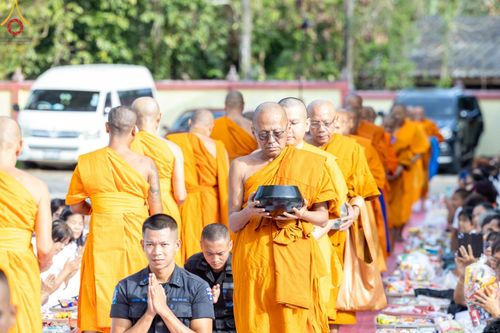 ภาพ No.137635:พิธีตักบาตร พิธีถวายสังฆทานแด่คณะสงฆ์ 323 วัด พิธีทำบุญอุทิศส่วนกุศลแด่ผู้วายชนม์ ในเหตุการณ์ความไม่สงบ 4 จังหวัดชายแดนภาคใต้ ปีที่ 20 ครั้งที่ 169 และพิธีมอบกองทุนหนุนแรงใจช่วยครูใต้ ปีที่ 17 ครั้งที่ 134 วันที่ 25 พฤษภาคม พ.ศ.2567 อ.ตากใบ จ.นราธิวาส