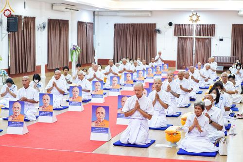 ภาพ No.65442:พิธีขอขมาผู้ปกครอง โดยนาคธรรมทายาท ในโครงการอุปสมบทบูชาธรรม มหาปูชนียาจารย์ประจำปี 2565 วันที่ 19 พฤศจิกายน พ.ศ. 2565 ณ ศูนย์ปฏิบัติธรรมลำปาง