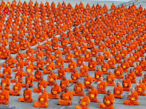 ภาพ No.285202:วันจันทร์ที่ 15 ธันวาคม พ.ศ.2568  บันทึกภาพหมู่ประวัติศาสตร์ โครงการบรรพชาอุปสมบทหมู่  รุ่นบูชาธรรมมหาปูชนียาจารย์ ประจำปี 2568 ณ ลานธรรมมหาธรรมกายเจดีย์ วัดพระธรรมกาย