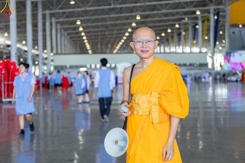 ภาพ No.58988:V.40 ภัตตาหารพระหมื่นวัด เราจัดให้ การปฏิบัติงานของเจ้าหน้าที่และอาสาสมัคร เพื่อรับบุญในการถวายภัตตาหาร แด่คณะสงฆ์ 10,000 กว่าวัดทั่วประเทศ ที่มาร่วมงานวันคุ้มครองโลก จันทร์ที่ 22 เมษายน พ.ศ. 2567 ณ วัดพระธรรมกาย