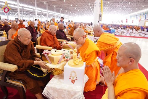 ภาพ No.60113:พิธีเจริญพระพุทธมนต์ "ฉลองอายุวัฒนมงคล 80 ปี หลวงพ่อธัมมชโย" พิธีถวายไทยธรรม คณะสงฆ์ 10,000 กว่าวัดทั่วประเทศ ในวันคุ้มครองโลก วันจันทร์ที่ 22 เมษายน พ.ศ. 2567 ณ สภาธรรมกายสากล วัดพระธรรมกาย จ.ปทุมธานี