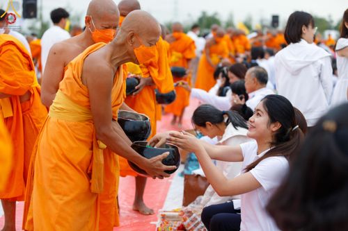 ภาพ No.118635:พิธีตักบาตรพระธรรมยาตรา ปีที่ 12 ณ อนุสรณ์สถานลำดับที่ 5 สถานที่เผยแผ่วิชชาธรรมกายครั้งแรก อนุสรณ์สถานบางปลา จ.นครปฐม วันที่ 25 มกราคม พ.ศ. 2567