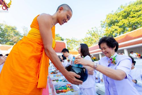 ภาพ No.197807:พิธีตักบาตรพระธรรมยาตรา ณ อนุสรณ์สถานลำดับที่ 4 สถานที่เกิดด้วยกายธรรม วัดโบสถ์(บน) ต.บางคูเวียง จ.นนทบุรี ในโครงการธรรมยาตรา กตัญญูบูชา มหาปูชนียาจารย์ พระมงคลเทพมุนี(สด จนฺทสโร) พระผู้ปราบมาร อนุสรณ์สถาน 7 แห่ง ปีที่ 13 วันที่ 19 มกราคม พ.ศ. 2568