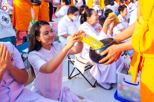 ภาพ No.201196:พิธีตักบาตรพระธรรมยาตรา ณ อนุสรณ์สถานลำดับที่ 5 สถานที่เผยแผ่วิชชาธรรมกายครั้งแรก อนุสรณ์สถานบางปลา วัดบางปลา อำเภอบางเลน จังหวัดนครปฐม ในโครงการธรรมยาตรา กตัญญูบูชา มหาปูชนียาจารย์ พระมงคลเทพมุนี(สด จนฺทสโร) พระผู้ปราบมาร อนุสรณ์สถาน 7 แห่ง ปีที่ 13