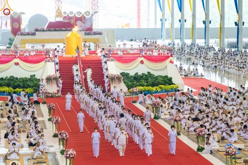 ภาพ No.89606:พิธีตักบาตร ข้าวสารอาหารแห้ง พิธีบูชาข้าวพระ และพิธีจุดเทียนใจ ไฟนิรันดร์  อนันตชัย ณ สภาธรรมกายสากล วัดพระธรรมกาย วันอาทิตย์ที่ 1 ตุลาคม พ.ศ. 2566