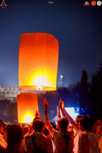 ภาพ No.224647:วันจันทร์ที่ 12 พฤษภาคม พ.ศ. 2568  ชาวพุทธในอินโดนีเซีย ร่วมฉลองวิสาขบูชาจุดประทีปกว่า 200,000 ดวง ณ พระมหาเจดีย์บรมพุทโธ  เจริญพุทธมนต์ถวาย “พระวชิรเกล้าเจ้าอยู่หัว”