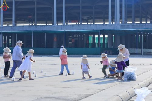 ภาพ No.61000:V.37 ยิ่งกว่าดี เพื่อ 80 ปีของพ่อ ภาพการเตรียมงานของหน่วยงานต่างๆ เพื่อพิธีฉลองอายุวัฒนมงคล 80 ปี หลวงพ่อธัมมชโย และรับถวายมหาสังฆทาน 10,000 กว่าวัดทั่วประเทศ ในวันคุ้มครองโลก วันจันทร์ที่ 22 เมษายน พ.ศ. 2567