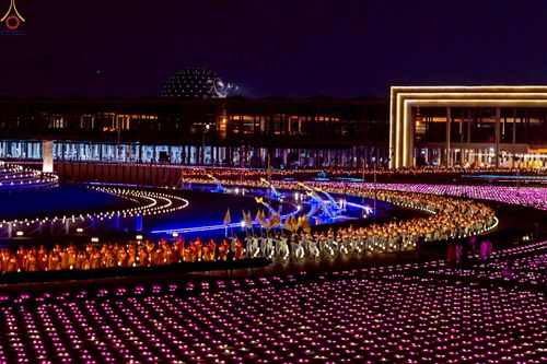 ภาพ No.224131:วันวิสาขบูชา วันอาทิตย์ที่ 11 พฤษภาคม พ.ศ. 2568 พิธีจุดวิสาขประทีป ,  พิธีเวียนประทักษิณรอบพระมหาธรรมกายเจดีย์ , พิธีฉลองชัยสวดมนต์บทธัมมจักกัปปวัตตนสูตร ครบ 7,357,000,000 จบ ณ มหารัตนวิหารคด วัดพระธรรมกาย