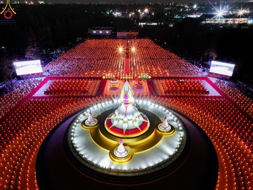 ภาพ No.192805:พิธีจุดประทีปถวายเป็นพุทธบูชา และบูชาธรรมมหาปูชนียาจารย์ ณ อนุสรณ์สถานคลองบางนางแท่น อ.สามพราน จ.นครปฐม ในโครงการธรรมยาตรา กตัญญูบูชา มหาปูชนียาจารย์ พระมงคลเทพมุนี(สด จนฺทสโร) พระผู้ปราบมาร อนุสรณ์สถาน 7 แห่ง ปีที่ 13 วันที่ 10 มกราคม พ.ศ. 2568