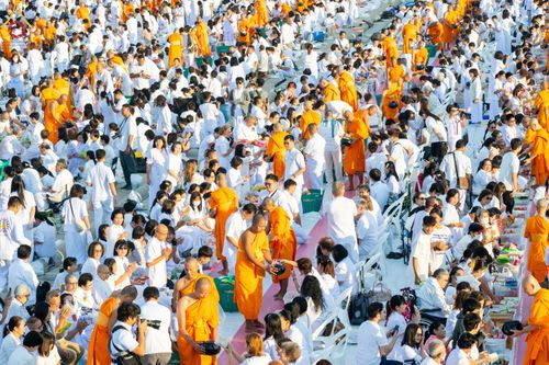 ภาพ No.187904:พิธีตักบาตรฉลองพระใหม่ ต้อนรับพุทธศักราช 2568 ณ ลานธรรมพระมหาธรรมกายเจดีย์ วัดพระธรรมกาย จ.ปทุมธานี วันที่ 1 มกราคม พ.ศ. 2568