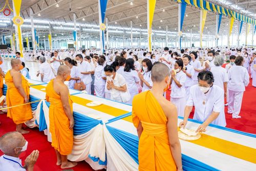 ภาพ No.87008:พิธีตักบาตร , พิธีบูชาข้าวพระ , พิธีจุดเทียนใจ ไฟนิรันดร์ อนันตชัย ในวันอาทิตย์ต้นเดือน 3 กันยายน พ.ศ. 2566 ณ วัดพระธรรมกาย