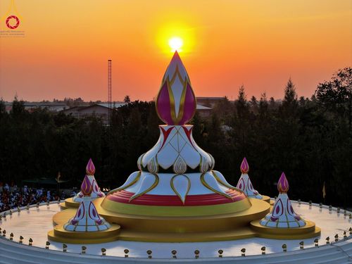 ภาพ No.108030:พิธีต้อนรับพระธรรมยาตรา ในโครงการธรรมยาตรากตัญญูบูชา มหาปูชนียาจารย์ พระมงคลเทพมุนี(สด จนฺทสโร) พระผู้ปราบมาร อนุสรณ์สถาน 7 แห่ง ปีที่ 12 วันที่ 7 มกราคม พ.ศ. 2567 ณ อนุสรณ์สถานคลองบางนางแท่น  อ.สามพราน จ.นครปฐม