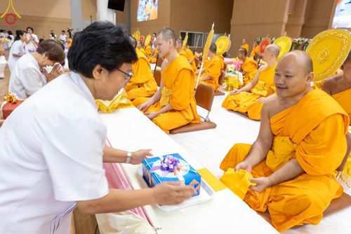 ภาพ No.153365:พิธีมุทิตาสักการะ พระภิกษุ-สามเณร ผู้สอบไล่ได้เปรียญธรรม ประโยค 1-2 ถึงประโยค ป.ธ.9 และบาลีศึกษา ประโยค1-2 ถึง บ.ศ.9 , พิธีมอบดวงแก้วสามเณรผู้ทรงบาลีไวยากรณ์ วัดพระธรรมกาย และ ศูนย์ส่งเสริมศีลธรรมในประเทศและต่างประเทศ วันอาทิตย์ที่ 8 กันยายน พ.ศ.2567