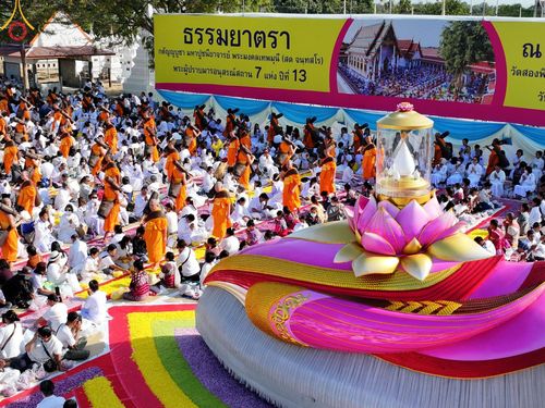 ภาพ No.193427:พิธีต้อนรับพระธรรมยาตรา ณ อนุสรณ์สถาน สถานที่เกิดในเพศสมณะ วัดสองพี่น้อง อำเภอสองพี่น้อง จังหวัดสุพรรณบุรี ในโครงการธรรมยาตรา กตัญญูบูชา มหาปูชนียาจารย์ พระมงคลเทพมุนี(สด จนฺทสโร) พระผู้ปราบมาร อนุสรณ์สถาน 7 แห่ง ปีที่ 13 วันที่ 11 มกราคม พ.ศ. 2568