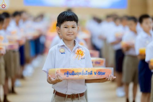 ภาพ No.246086:วันเสาร์ที่ 13 กันยายน พ.ศ. 2568 พิธีมอบผ้าไตรประธานกฐินสัมฤทธิ์เด็กดี V-Star ณ สภาธรรมกายสากล วัดพระธรรมกาย