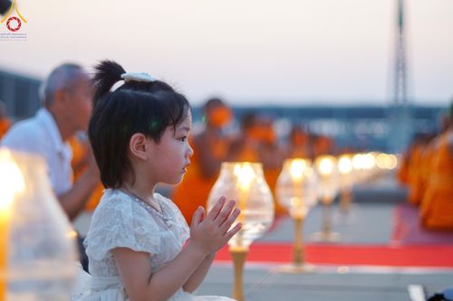 ภาพ No.122143:พิธีจุดประทีปถวายเป็นพุทธบูชา และบูชาธรรมมหาปูชนียาจารย์ พระมงคลเทพมุนี(สด จนฺทสโร) ในโครงการธรรมยาตรา กตัญญูบูชา มหาปูชนียาจารย์ พระมงคลเทพมุนี(สด จนฺทสโร) พระผู้ปราบมาร อนุสรณ์สถาน 7 แห่ง ปีที่ 12 วันที่ 31 มกราคม พ.ศ. 2567 ณ วัดพระธรรมกาย จ.ปทุมธานี