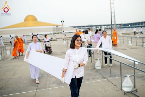 ภาพ No.326302:วันที่ 26 -27 เมษาบน พ.ศ.2569 การเก็บงานแผ่นหน้าโต๊ะที่ลานธรรม งานถวายมหาสังฆทาน 40,000 กว่าวัดทั่วประเทศ ณ ลานธรรม วัดพระธรรมกาย