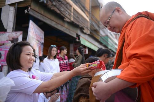 ภาพ No.15841:ประมวลภาพตักบาตรพระ 3 แผ่นดิน พระ 10,000 รูป ปีที่ 2 จ.เชียงราย