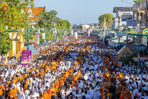 ภาพ No.311243:วันเสาร์ที่ 28 กุมภาพันธ์ พ.ศ. 2569 พิธีตักบาตรพระมหากุศล 11,250 รูป เฉลิมฉลอง 1,250 ปีศรีธรรมราชเจดีย์ สู่มรดกโลก ณ ถนนราชดำเนิน บริเวณหน้าวัดพระมหาธาตุวรมหาวิหาร อ.เมือง จ.นครศรีธรรมราช