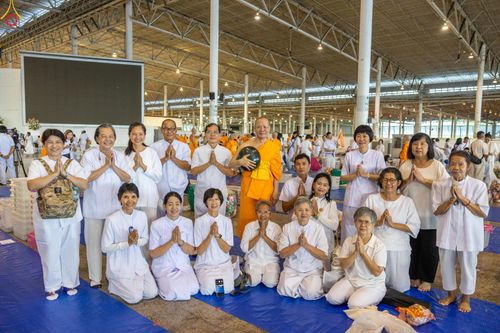 ภาพ No.311383:วันอาทิตย์ต้นเดือนที่ 1 มีนาคม พ.ศ.2569 พิธีตักบาตร และ พิธีบูชาข้าวพระ ณ สภาธรรมกายสากล วัดพระธรรมกาย