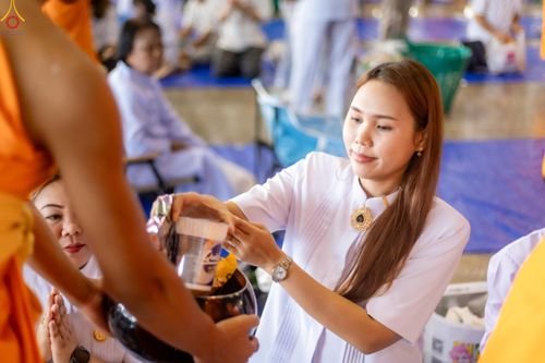 ภาพ No.318205:วันอาทิตย์ต้นเดือนที่ 5 เมษายน พ.ศ.2569 พิธีตักบาตร ณ บ้านแก้วเรือนทองคุณยายอาจารย์ฯ วัดพระธรรมกาย