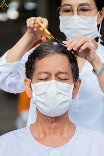 ภาพ No.78632:พิธีตัดปอยผมและปลงผมนาคธรรมทายาท  โครงการบรรพชาและอุปสมบทหมู่ วันคุ้มครองโลก วันที่ 26 มีนาคม พ.ศ.2566 ณ หมู่บ้านบรรลุธรรม วัดพระธรรมกาย