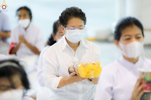 ภาพ No.80293:พิธีตักบาตรฉลองพระใหม่ ในโครงการบรรพชาอุปสมบทหมู่วันคุ้มครองโลก ณ สภาธรรมกายสากล วัดพระธรรมกาย วันอาทิตย์ที่ 16 เมษายน พ.ศ.2566