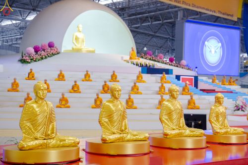 ภาพ No.78988:พิธีวางแผ่นจารึกชื่อ และพิธีวางพวงมาลัยสักการะพระบรมพุทธเจ้า ณ สภาธรรมกายสากล วัดพระธรรมกาย วันที่ 2 เมษายน พ.ศ. 2566