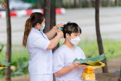 ภาพ No.82557:พิธีตัดปอยผมและปลงผมนาคธรรมทายาท ในโครงการอุปสมบทหมู่ธรรมทายาทพุทธศาสตร์สากล รุ่นที่ 7 (ภาคฤดูฝน) วันอาทิตย์ที่ 11 มิถุนายน พ.ศ. 2566 ณ  วัดพระธรรมกาย