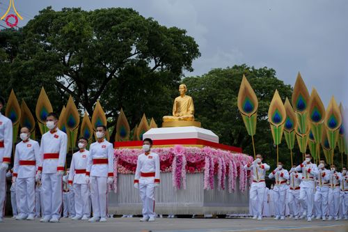 ภาพ No.89145:พิธีอัญเชิญรูปหล่อทองคำ  คุณยายอาจารย์มหารัตนอุบาสิกาจันทร์ ขนนกยูง เพื่อประดิษฐาน ณ มหาวิหารคุณยายอาจารย์ฯ เนื่องในวันครูผู้ค้นพบวิชชาธรรมกาย วันศุกร์ที่ 29 กันยายน พ.ศ. 2566
