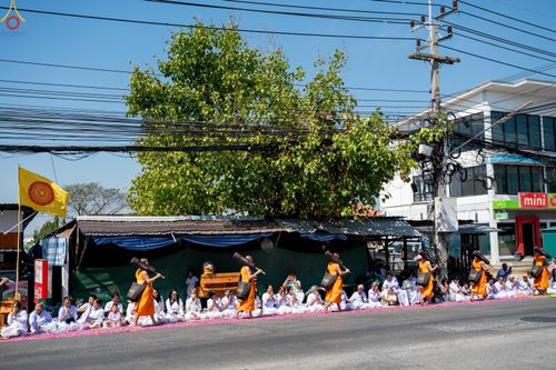 ภาพ No.304261:วันที่ 25 มกราคม พ.ศ. 2569 พิธีต้อนรับพระธรรมยาตรา  รร.สามัคคีราษฏร์บำรุง-วัดพระธรรมกาย ในโครงการธรรมยาตรา กตัญญูบูชา มหาปูชนียาจารย์ พระมงคลเทพมุนี(สด จนฺทสโร) พระผู้ปราบมาร อนุสรณ์สถาน 7 แห่ง ปีที่ 14