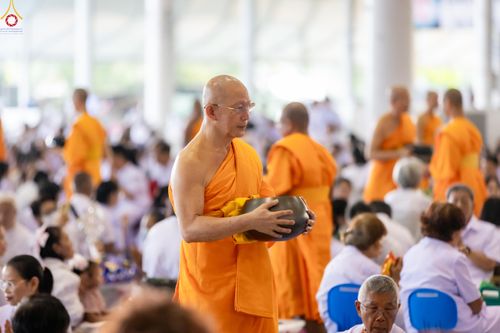 ภาพ No.318164:วันอาทิตย์ต้นเดือนที่ 5 เมษายน พ.ศ.2569 พิธีตักบาตร ณ บ้านแก้วเรือนทองคุณยายอาจารย์ฯ วัดพระธรรมกาย