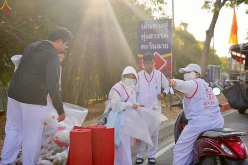 ภาพ No.296129:ภาพเบื้องหลังอาสาสมัครรวมใจ ชุดที่ 1 ในโครงการธรรมยาตรา กตัญญูบูชา มหาปูชนียาจารย์ พระมงคลเทพมุนี(สด จนฺทสโร) พระผู้ปราบมาร อนุสรณ์สถาน 7 แห่ง ปีที่ 14