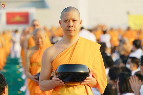 ภาพ No.279826:วันที่ 1 มกราคม พ.ศ.2569 พิธีตักบาตรในวันขึ้นปีใหม่ ณ ลานธรรม วัดพระธรรมกาย