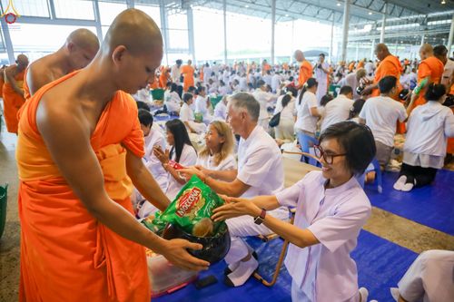 ภาพ No.311342:วันอาทิตย์ต้นเดือนที่ 1 มีนาคม พ.ศ.2569 พิธีตักบาตร และ พิธีบูชาข้าวพระ ณ สภาธรรมกายสากล วัดพระธรรมกาย