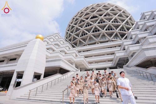 ภาพ No.311512:วันจันทร์ที่ 23 กุมภาพันธ์ พ.ศ. 2569 เปิดโลกทัศน์ผู้บริหารสถานศึกษายุคใหม่ เรียนรู้ต้นแบบการพัฒนาคนผ่านพลัง “บวร–V-Star” ผู้เข้ารับการพัฒนาตามโครงการ สพฐ. ศึกษาดูงานวัดพระธรรมกาย เสริมภาวะผู้นำคุณธรรมสู่การบริหารโรงเรียนอย่างยั่งยืน ณ อาคาร 100 ปี คุณยาย