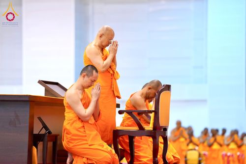 ภาพ No.284955:วันอาทิตย์ที่ 14 ธันวาคม พ.ศ.2568  พิธีปฏิบัติธรรม พิธีถวายภัตตาหารเป็นสังฆทาน พิธีมอบต้นสมบัติจักรพรรดิ ถวายแด่เจ้าอาวาสและประธานสงฆ์ 236 ศูนย์ส่งเสริมศีลธรรมทั่วโลก ณ สภาธรรมกายสากล วัดพระธรรมกาย