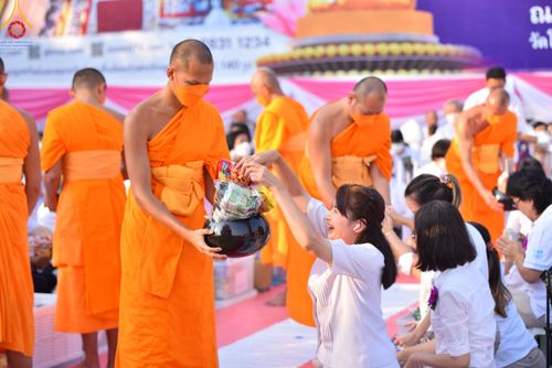 ภาพ No.116196:พิธีตักบาตรพระธรรมยาตรา ณ อนุสรณ์สถานลำดับที่ 4 สถานที่เกิดด้วยกายธรรม วัดโบสถ์(บน) จ.นนทบุรี วันที่ 21 มกราคม พ.ศ. 2567