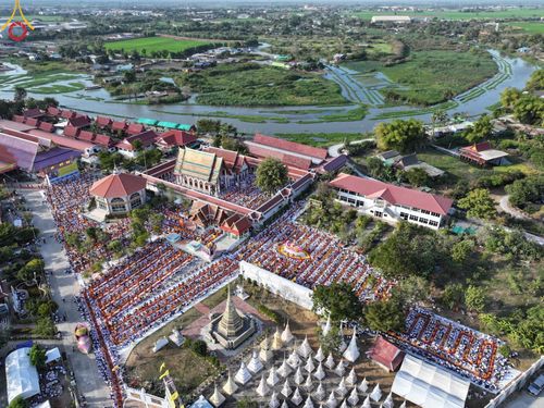 ภาพ No.193414:พิธีต้อนรับพระธรรมยาตรา ณ อนุสรณ์สถาน สถานที่เกิดในเพศสมณะ วัดสองพี่น้อง อำเภอสองพี่น้อง จังหวัดสุพรรณบุรี ในโครงการธรรมยาตรา กตัญญูบูชา มหาปูชนียาจารย์ พระมงคลเทพมุนี(สด จนฺทสโร) พระผู้ปราบมาร อนุสรณ์สถาน 7 แห่ง ปีที่ 13 วันที่ 11 มกราคม พ.ศ. 2568