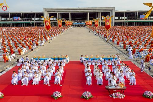 ภาพ No.221716:วันอังคารที่ 22 เมษายน พ.ศ. 2568 ภาพพิธีถวายมหาสังฆทานคณะสงฆ์ 40,000 กว่าวัดทั่วประเทศ เนื่องในวันคุ้มครองโลก ชุดที่ 2 (ปลื้มให้สมการรอคอย) ณ ลานธรรมพระมหาธรรมกายเจดีย์ วัดพระธรรมกาย