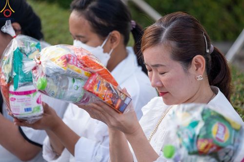 ภาพ No.197794:พิธีตักบาตรพระธรรมยาตรา ณ อนุสรณ์สถานลำดับที่ 4 สถานที่เกิดด้วยกายธรรม วัดโบสถ์(บน) ต.บางคูเวียง จ.นนทบุรี ในโครงการธรรมยาตรา กตัญญูบูชา มหาปูชนียาจารย์ พระมงคลเทพมุนี(สด จนฺทสโร) พระผู้ปราบมาร อนุสรณ์สถาน 7 แห่ง ปีที่ 13 วันที่ 19 มกราคม พ.ศ. 2568